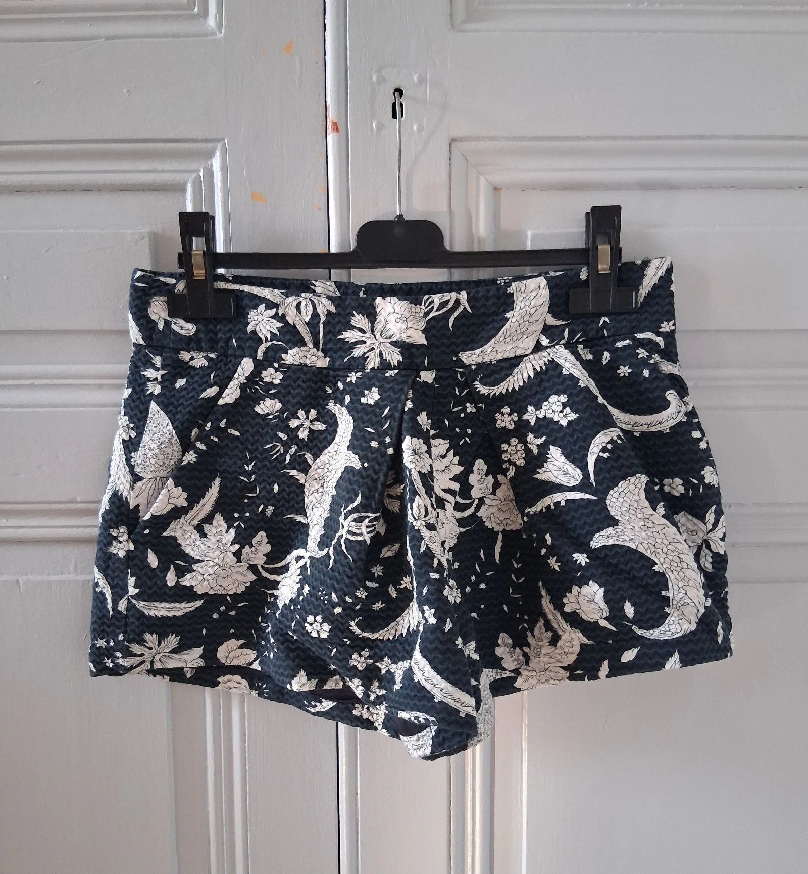 Short Zara Woman Bleu Marine & Blanc Écru - Motif Floral Exotique - 100% Coton Gaufré
